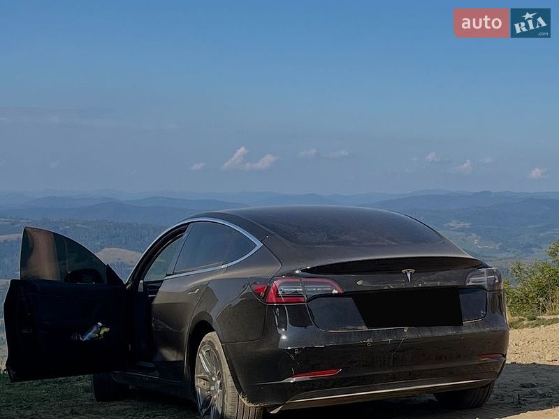 Седан Tesla Model 3 2019 в Львове