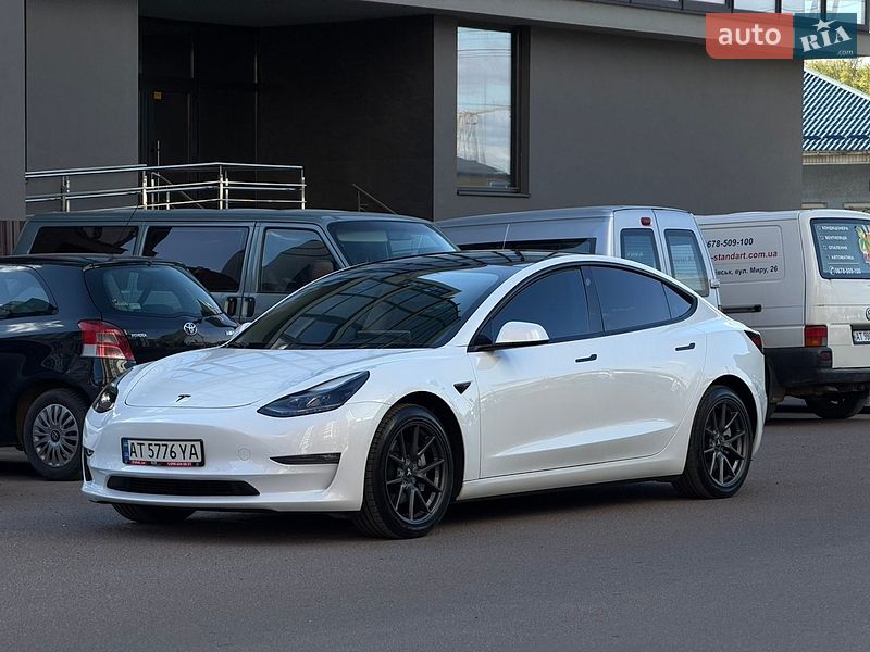 Седан Tesla Model 3 2021 в Ивано-Франковске