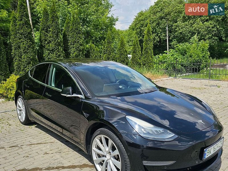 Седан Tesla Model 3 2018 в Ровно
