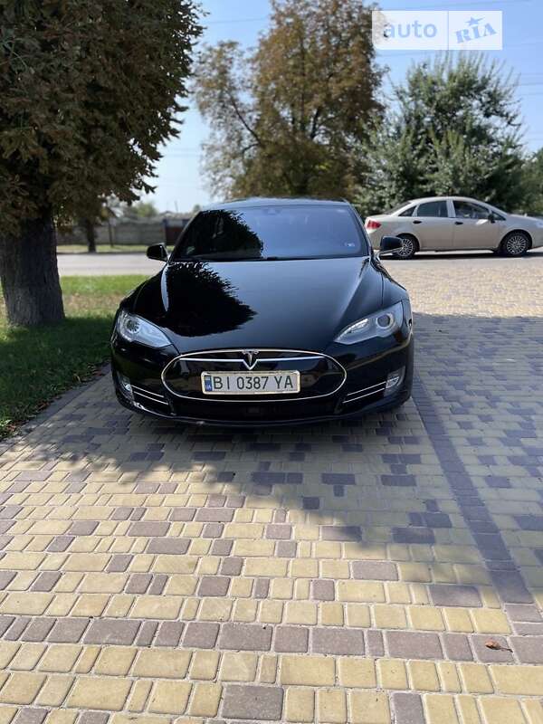 Лифтбек Tesla Model S 2015 в Глобине
