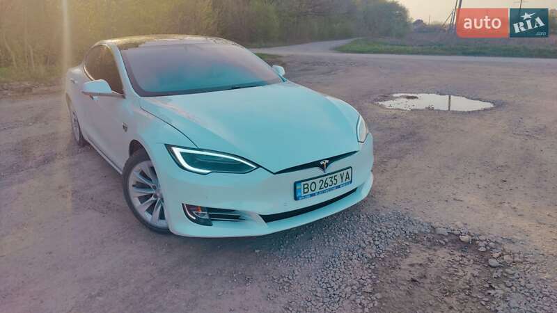 Лифтбек Tesla Model S 2016 в Чорткове