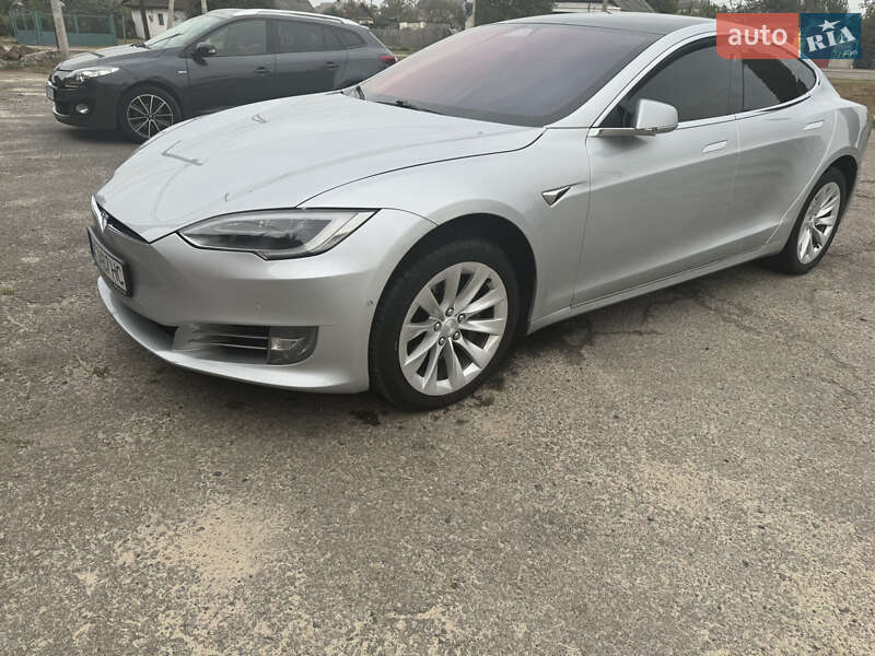 Ліфтбек Tesla Model S 2018 в Сарнах Ліфтбек Tesla Model S 2018 в Сарнах
