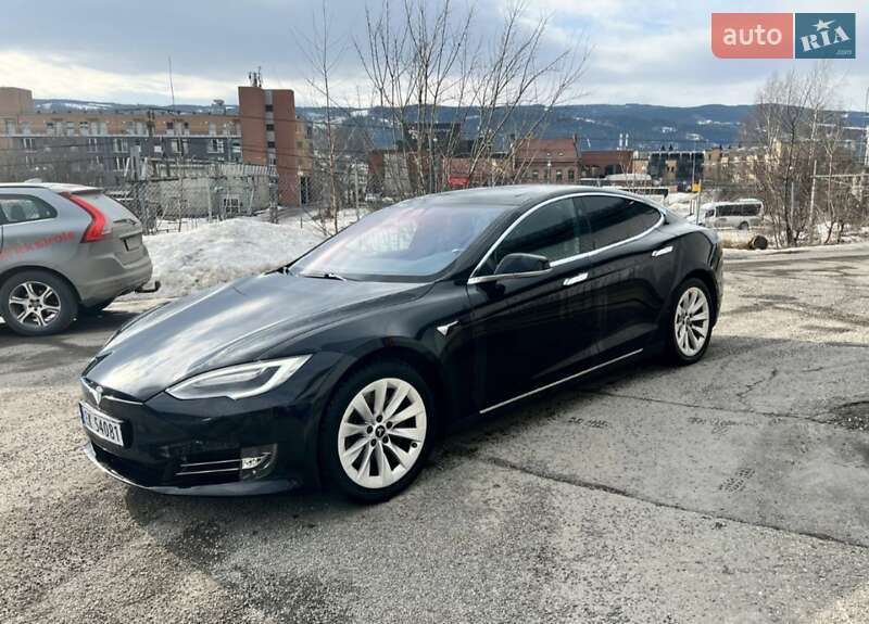 Лифтбек Tesla Model S 2017 в Лубнах