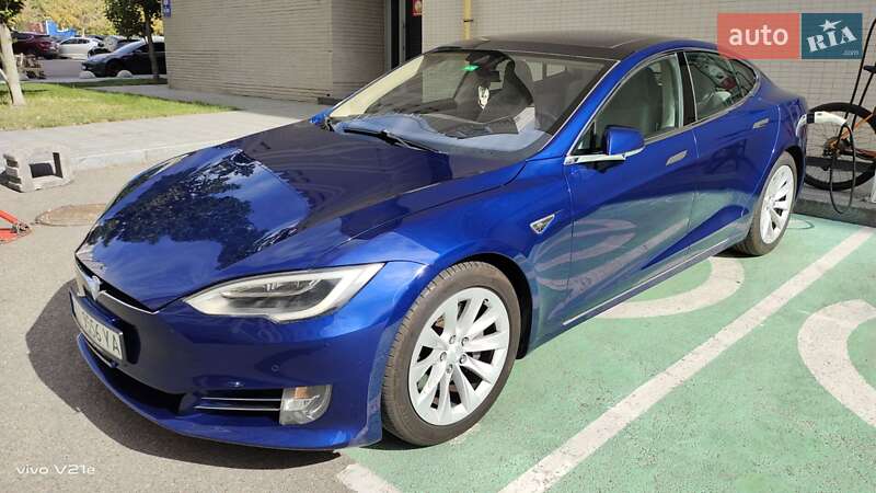 Лифтбек Tesla Model S 2016 в Киеве