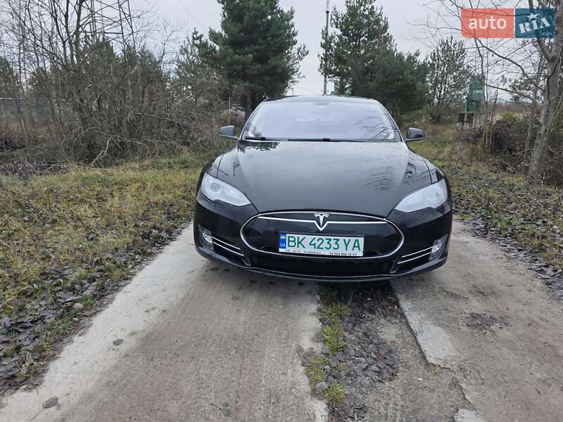 Лифтбек Tesla Model S 2014 в Дубровице