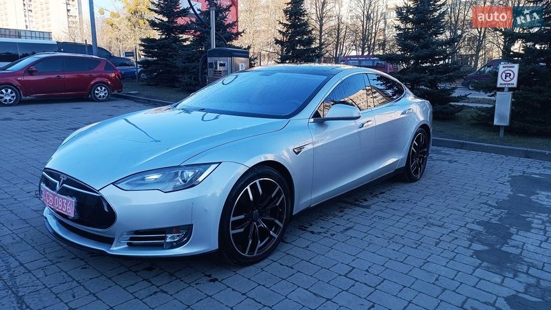 Лифтбек Tesla Model S 2013 в Львове Лифтбек Tesla Model S 2013 в Львове