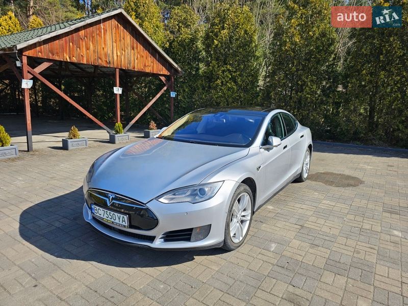 Лифтбек Tesla Model S 2015 в Судовой Вишне