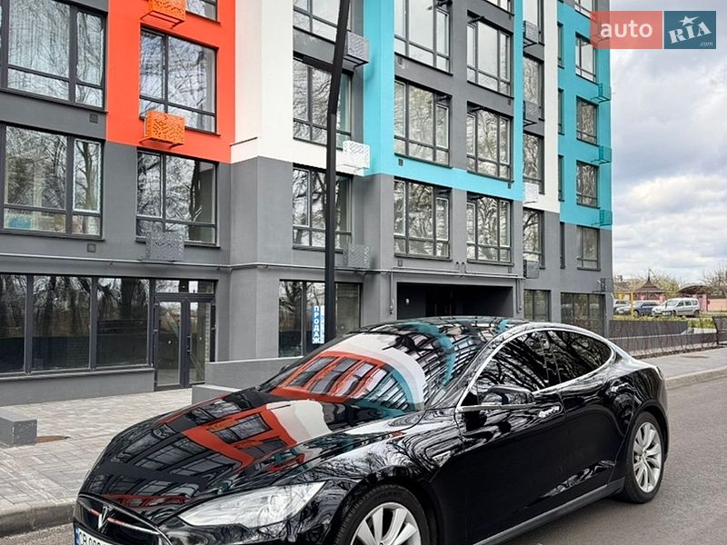 Ліфтбек Tesla Model S 2015 в Чернігові
