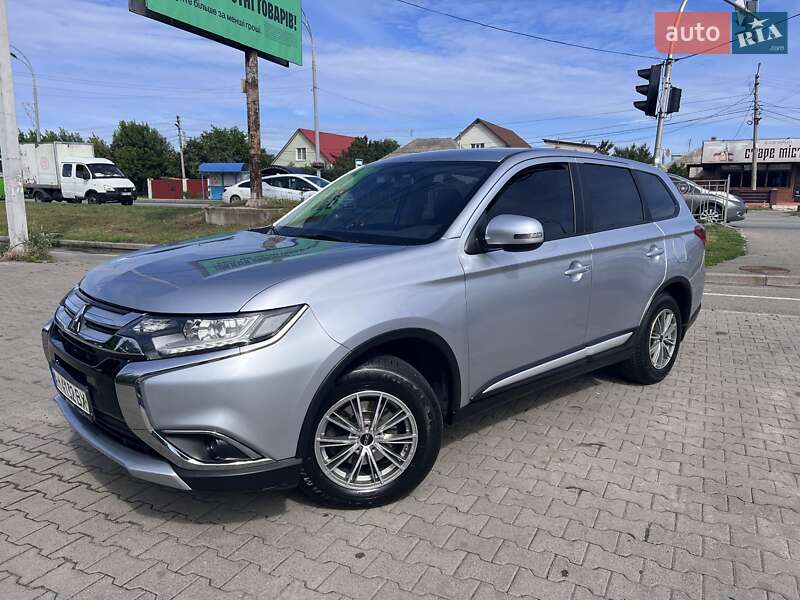 Позашляховик / Кросовер Mitsubishi Outlander 2016 в Києві