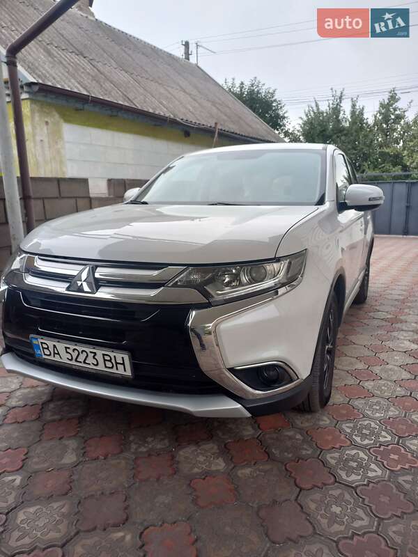 Внедорожник / Кроссовер Mitsubishi Outlander 2016 в Каменском