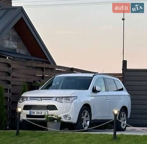Внедорожник / Кроссовер Mitsubishi Outlander 2012 в Ровно