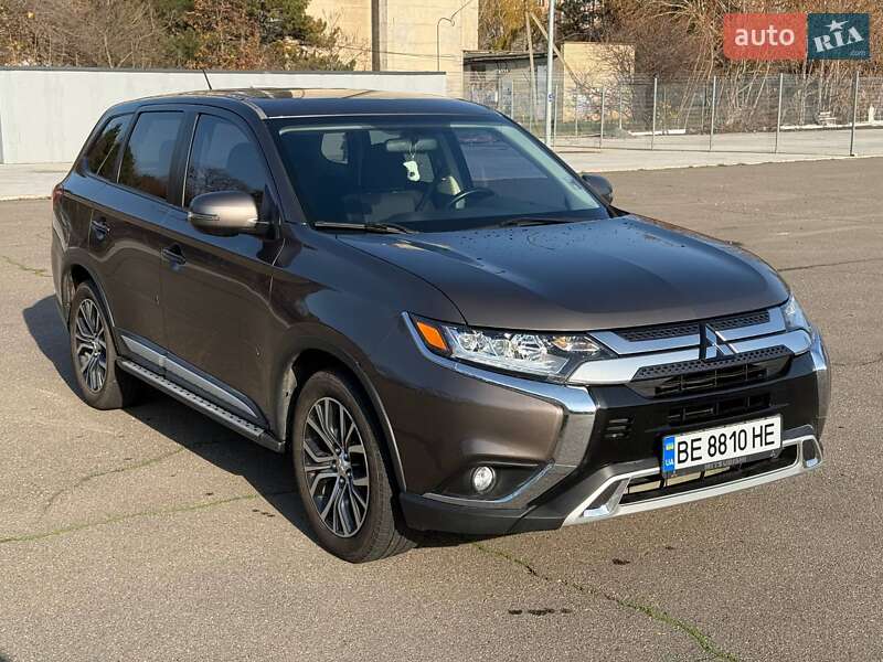 Внедорожник / Кроссовер Mitsubishi Outlander 2015 в Николаеве