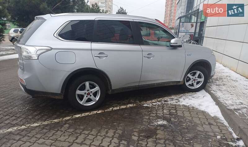 Внедорожник / Кроссовер Mitsubishi Outlander 2015 в Черноморске