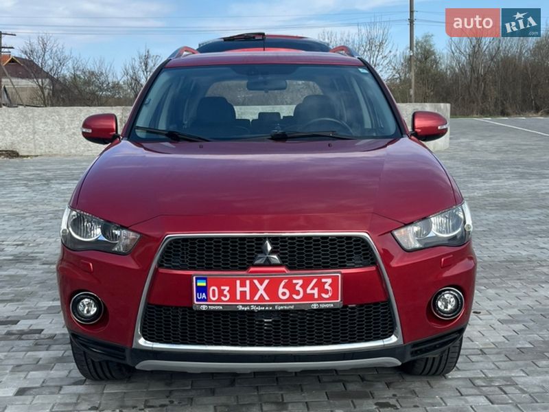 Внедорожник / Кроссовер Mitsubishi Outlander 2010 в Хороле