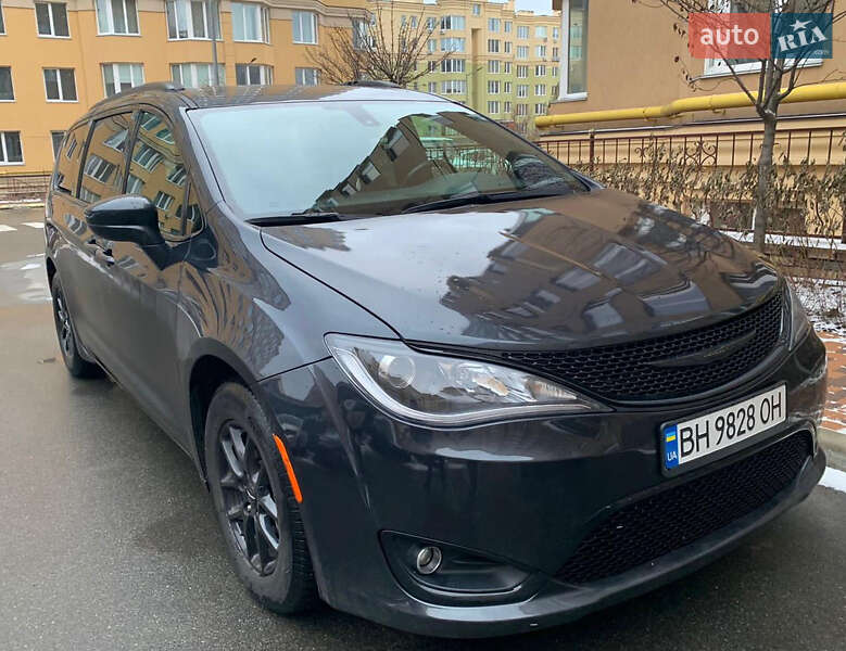 Минивэн Chrysler Pacifica 2019 в Киеве Минивэн Chrysler Pacifica 2019 в Киеве