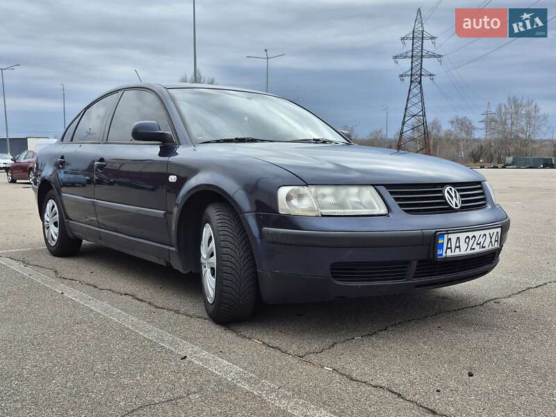 Седан Volkswagen Passat 1999 в Киеве