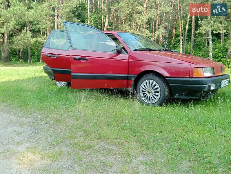 Седан Volkswagen Passat 1991 в Славуте