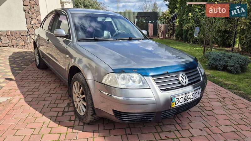 Седан Volkswagen Passat 2002 в Мостиске