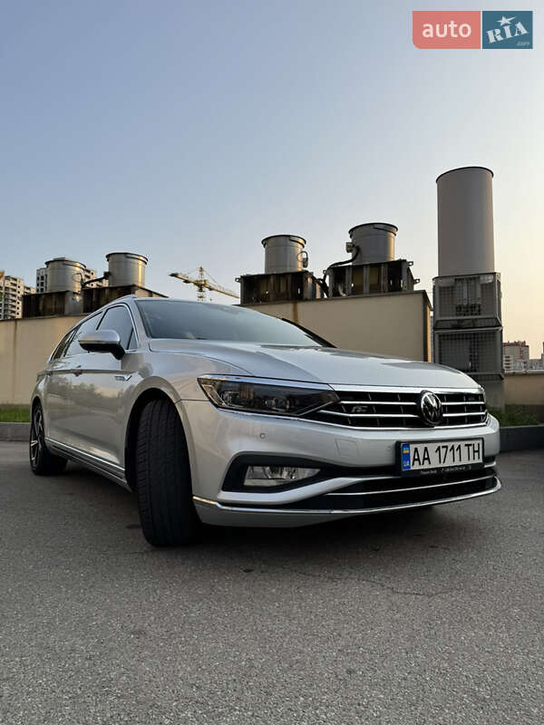 Универсал Volkswagen Passat 2022 в Киеве