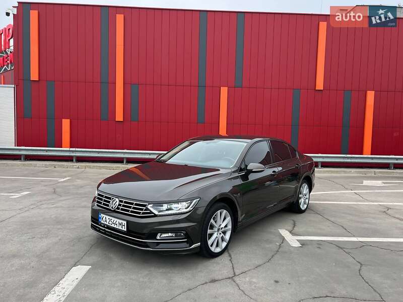 Седан Volkswagen Passat 2018 в Киеве