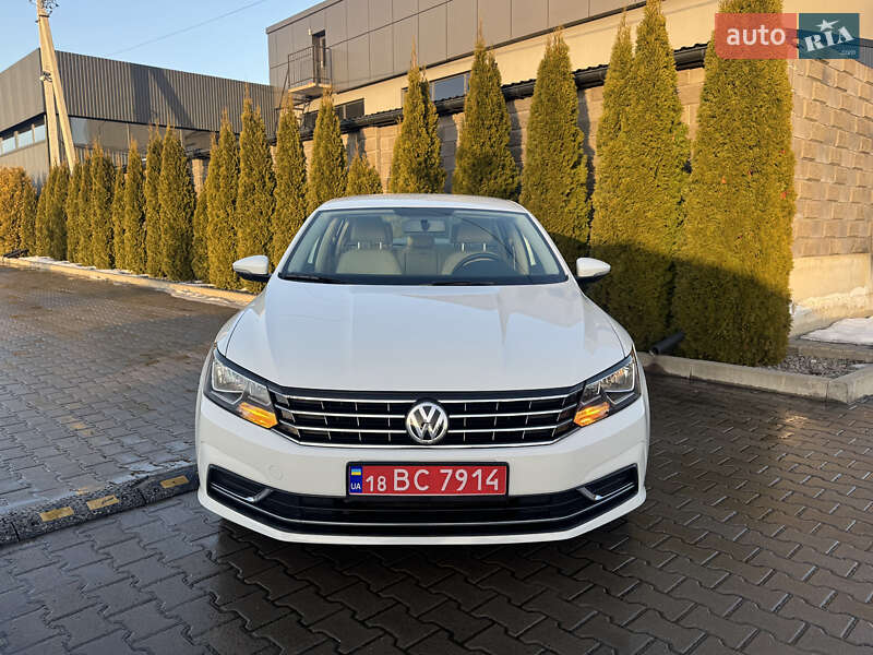 Седан Volkswagen Passat 2017 в Ровно