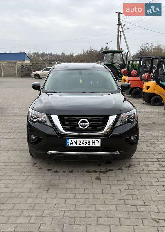 Внедорожник / Кроссовер Nissan Pathfinder 2017 в Радомышле