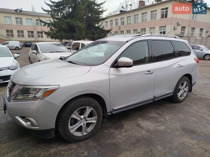 Позашляховик / Кросовер Nissan Pathfinder 2012 в Рівному