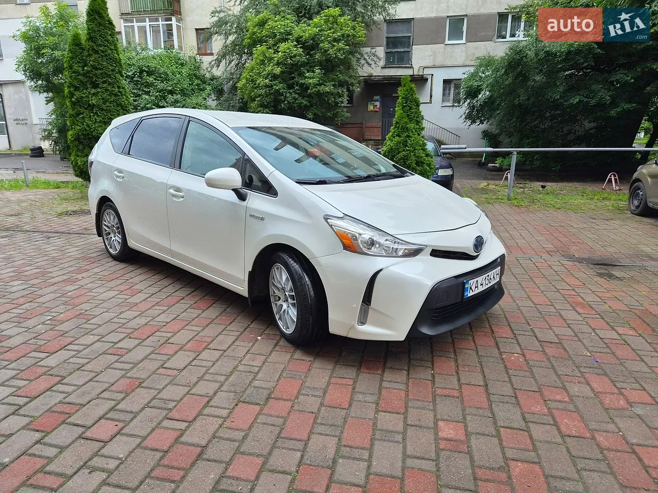 Toyota Prius V 2014 photo 3