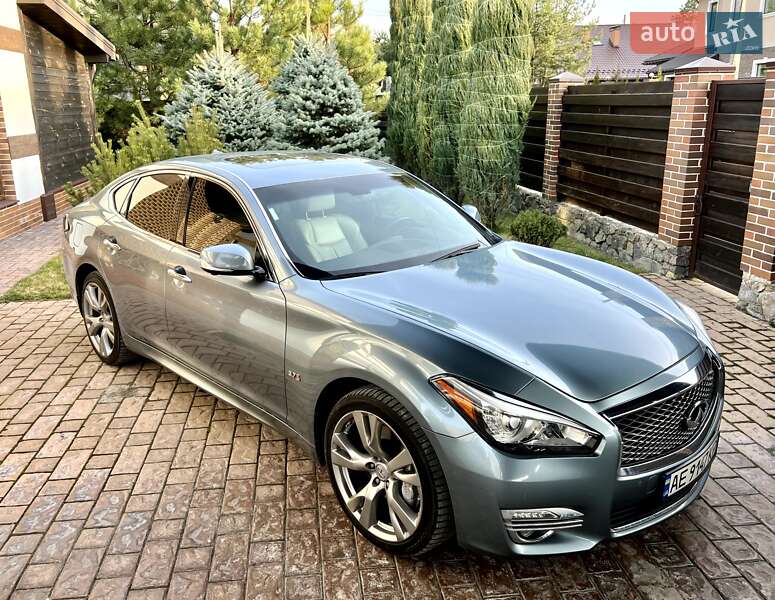 Седан Infiniti Q70 2015 в Днепре Седан Infiniti Q70 2015 в Днепре