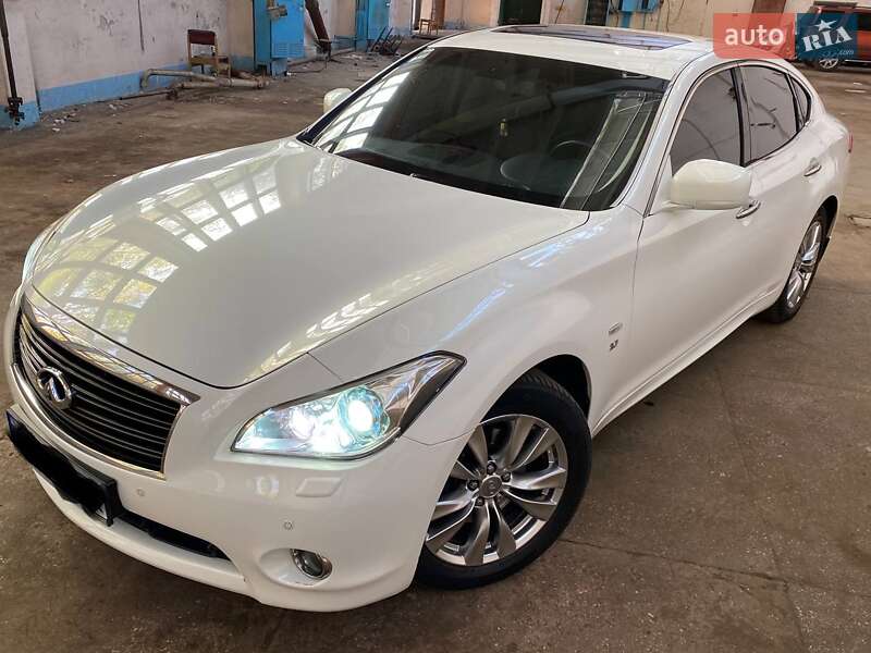 Седан Infiniti Q70 2015 в Чернигове Седан Infiniti Q70 2015 в Чернигове