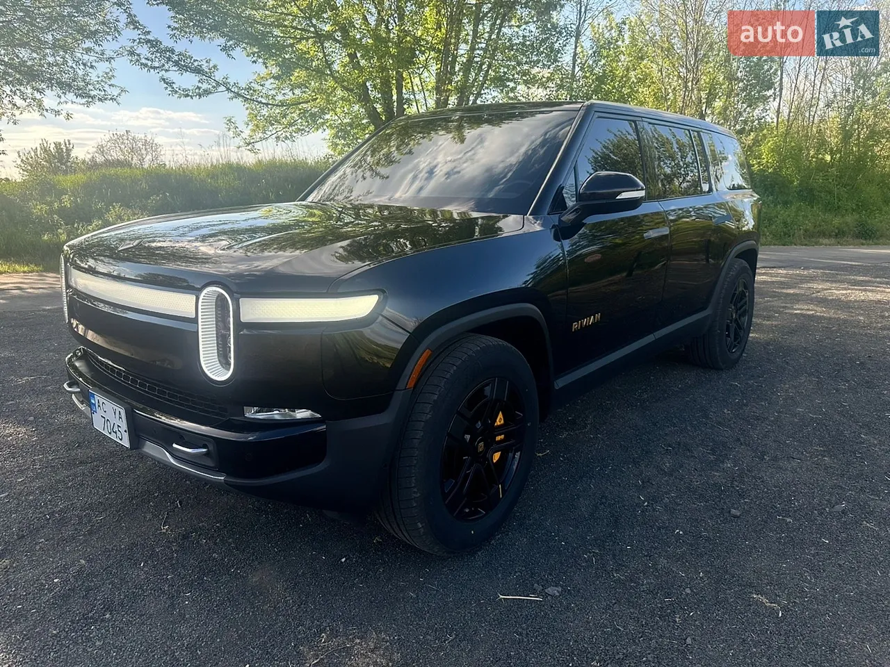 Rivian R1S 2023 photo 2