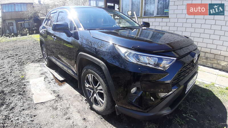 Позашляховик / Кросовер Toyota RAV4 2020 в Рівному