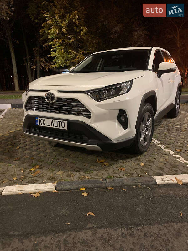 Внедорожник / Кроссовер Toyota RAV4 2023 в Харькове