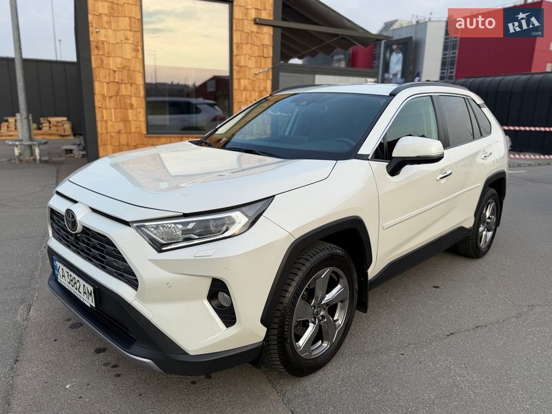 Внедорожник / Кроссовер Toyota RAV4 2020 в Киеве