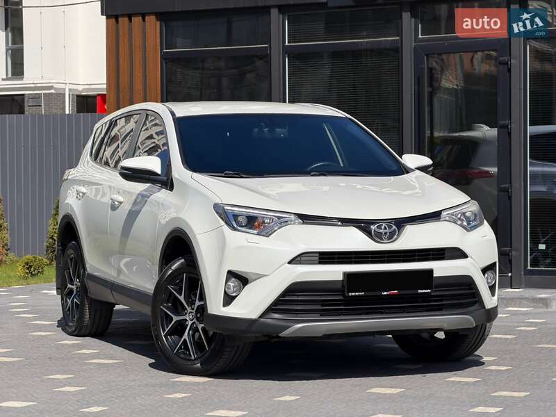 Позашляховик / Кросовер Toyota RAV4 2017 в Ужгороді
