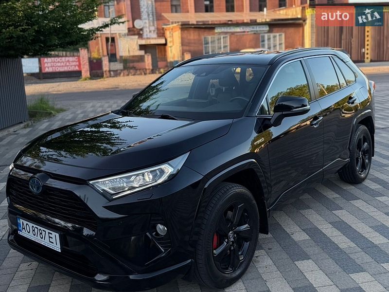Внедорожник / Кроссовер Toyota RAV4 2020 в Сваляве