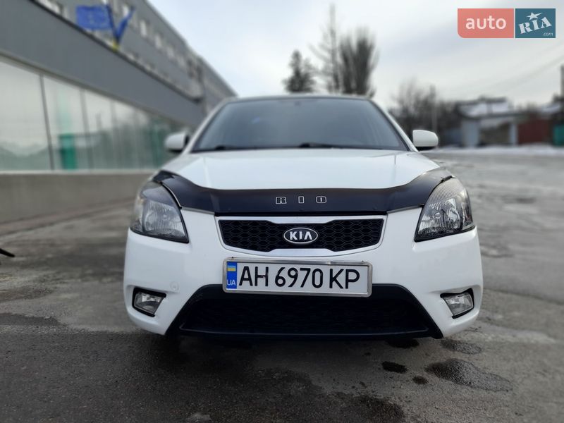 Седан Kia Rio 2010 в Каменском
