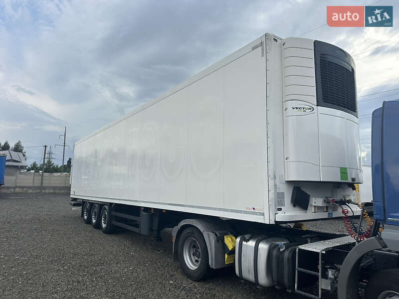 Рефрижератор полуприцеп Schmitz Cargobull SCB S3B 2016 в Луцке