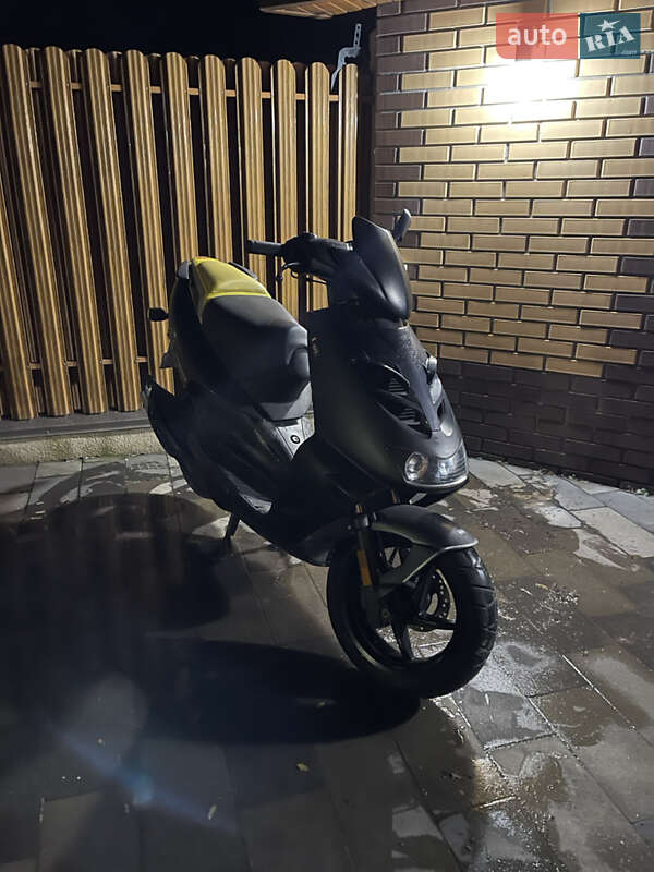 Скутер Aprilia SR 1999 в Львове Скутер Aprilia SR 1999 в Львове