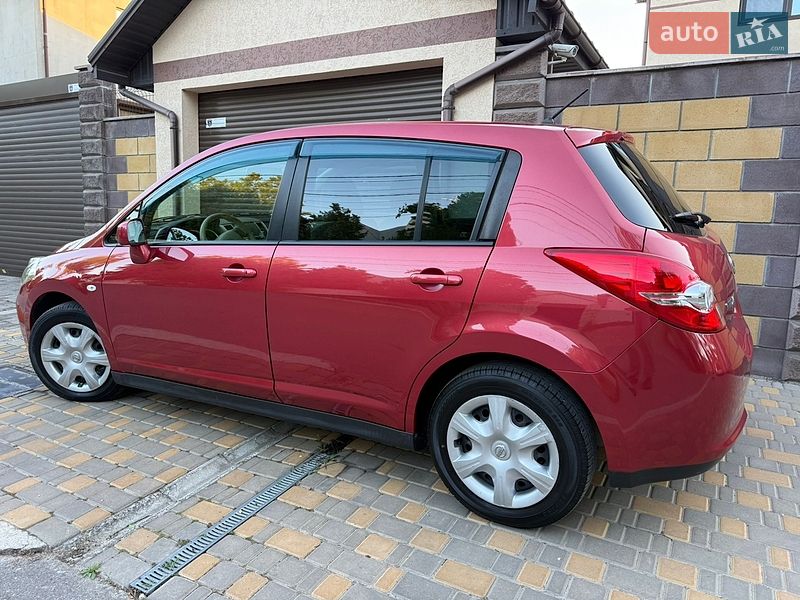 Хэтчбек Nissan TIIDA 2011 в Одессе