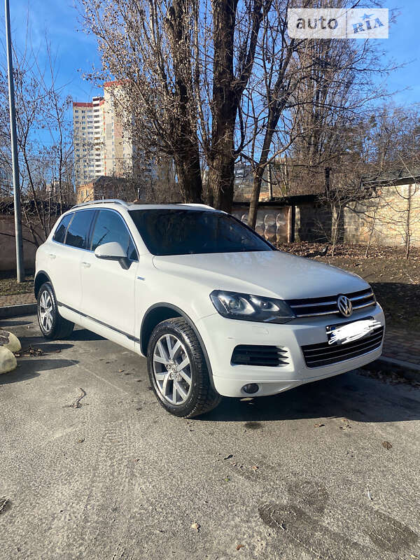 Внедорожник / Кроссовер Volkswagen Touareg 2013 в Киеве