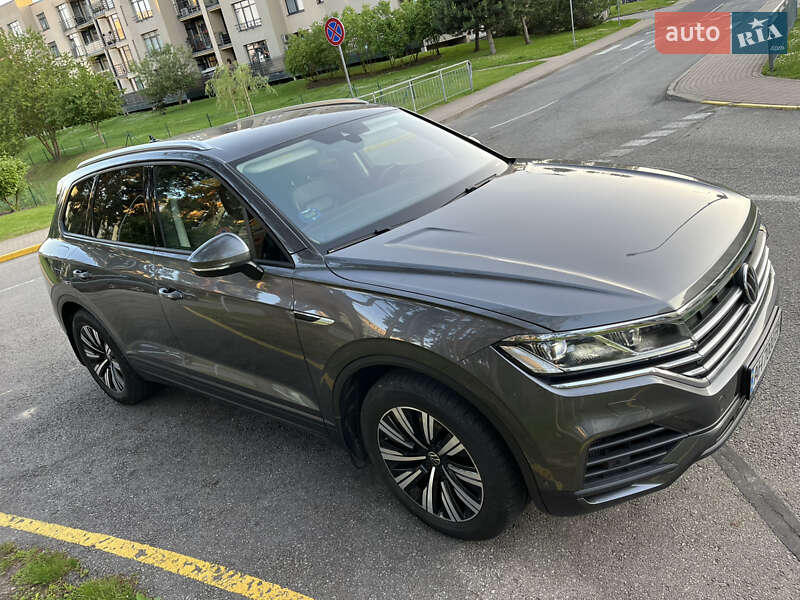 Позашляховик / Кросовер Volkswagen Touareg 2021 в Києві