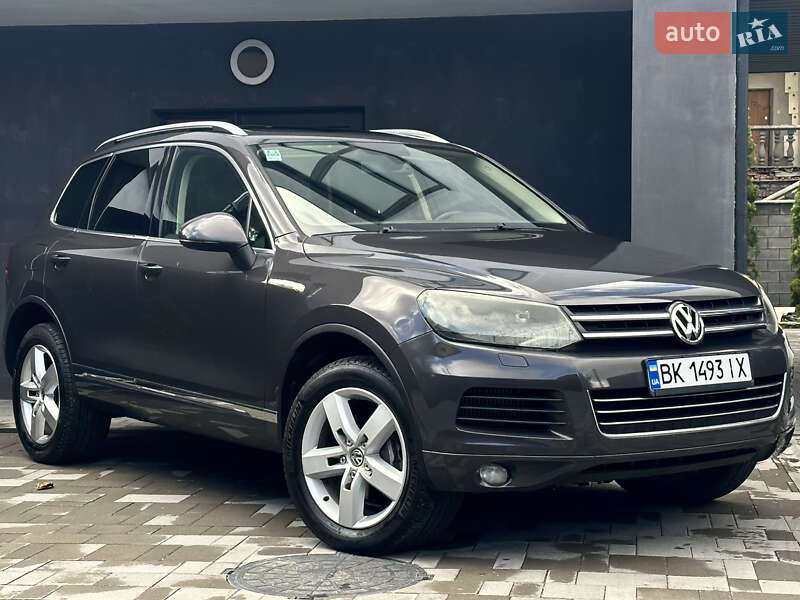 Позашляховик / Кросовер Volkswagen Touareg 2011 в Рівному