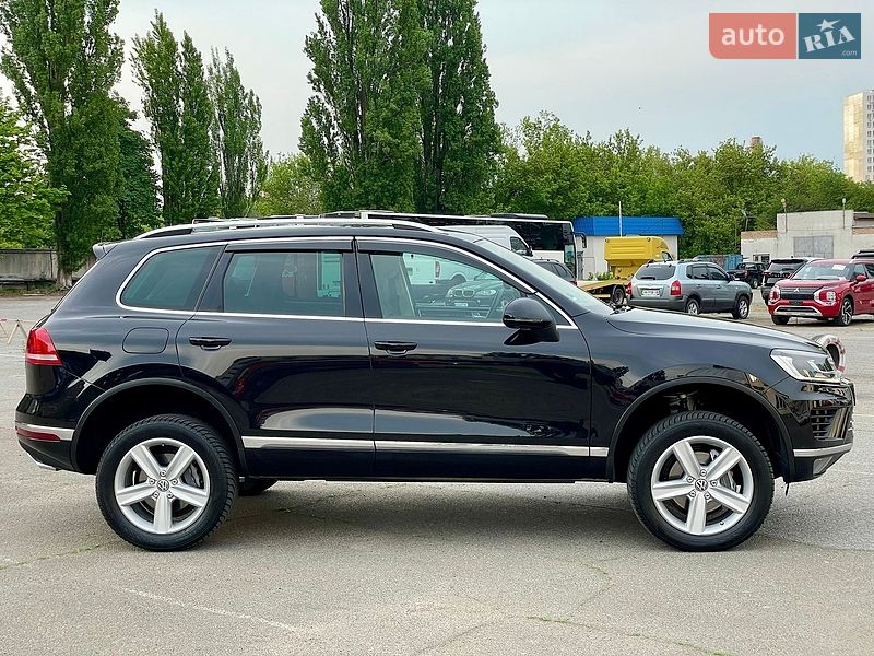 Внедорожник / Кроссовер Volkswagen Touareg 2015 в Киеве