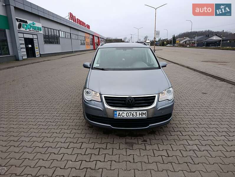 Минивэн Volkswagen Touran 2008 в Нововолынске