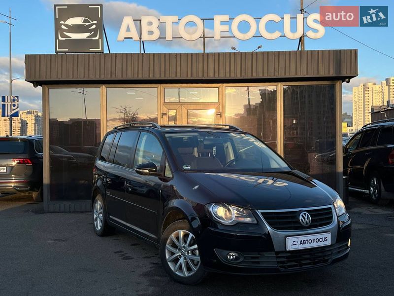 Минивэн Volkswagen Touran 2010 в Киеве