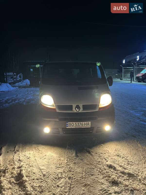 Минивэн Renault Trafic 2004 в Почаеве