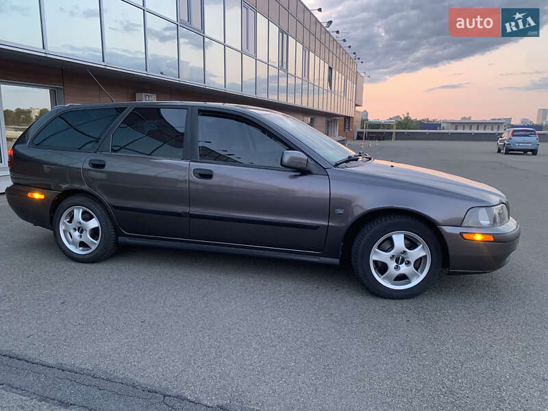 Универсал Volvo V40 2001 в Киеве