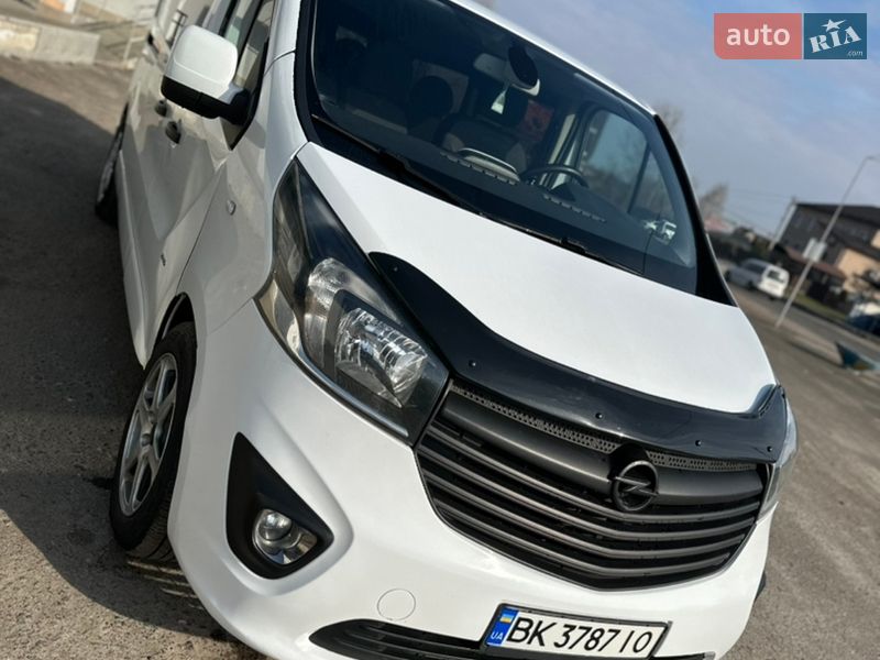 Мінівен Opel Vivaro 2015 в Сарнах