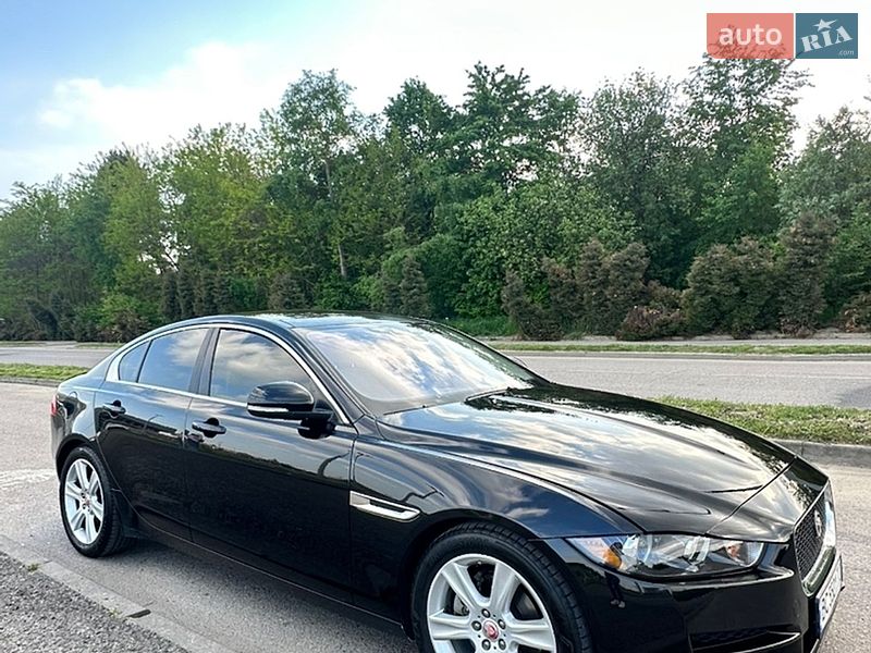 Седан Jaguar XE 2016 в Львове